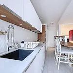 Bright Family Apartment Near Nation